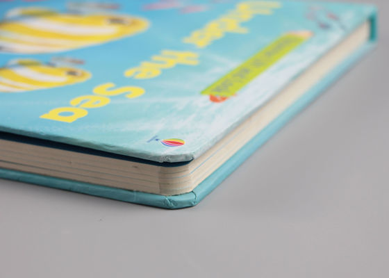 두꺼운 표지의 책 아이들의 널을 니스로 칠하는 기름은 광택 박판을 가진 정연한 등뼈를 예약합니다